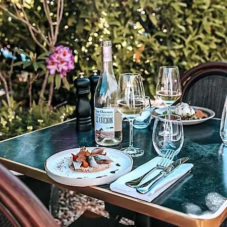 Le Coq Hardi Hotel *